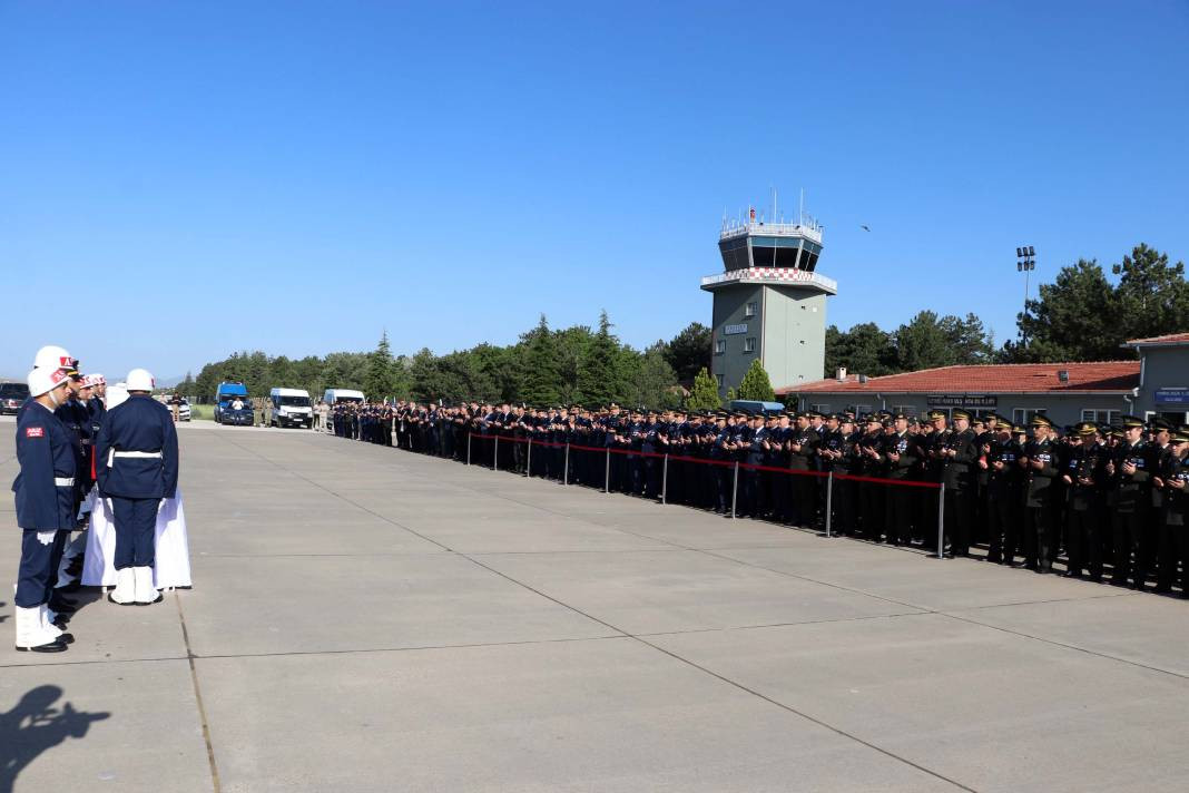 Uçak kazasında şehit olan 2 albay için komutanlıkta tören - Resim: 3